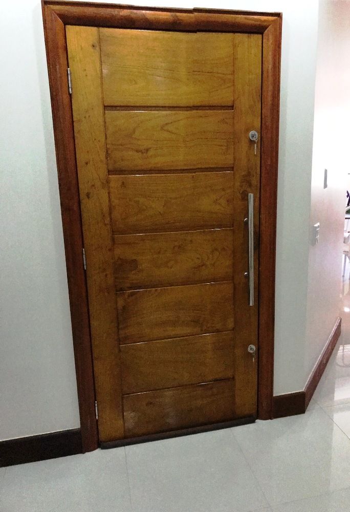 PORTA DE MADEIRA MACIÇA  HORIZONTAL DE 90 CM LARG   