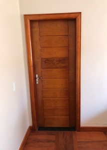 PORTA DE MADEIRA MACIÇA  HORIZONTAL  DE 1,00 mt LARG  (almofada estreita) 